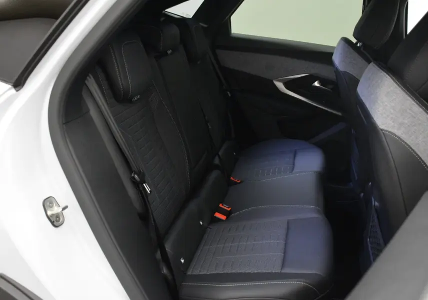 Vue intérieure côté gauche montrant la banquette arrière noire et grise du Peugeot 3008 blanc Okenite 2026.