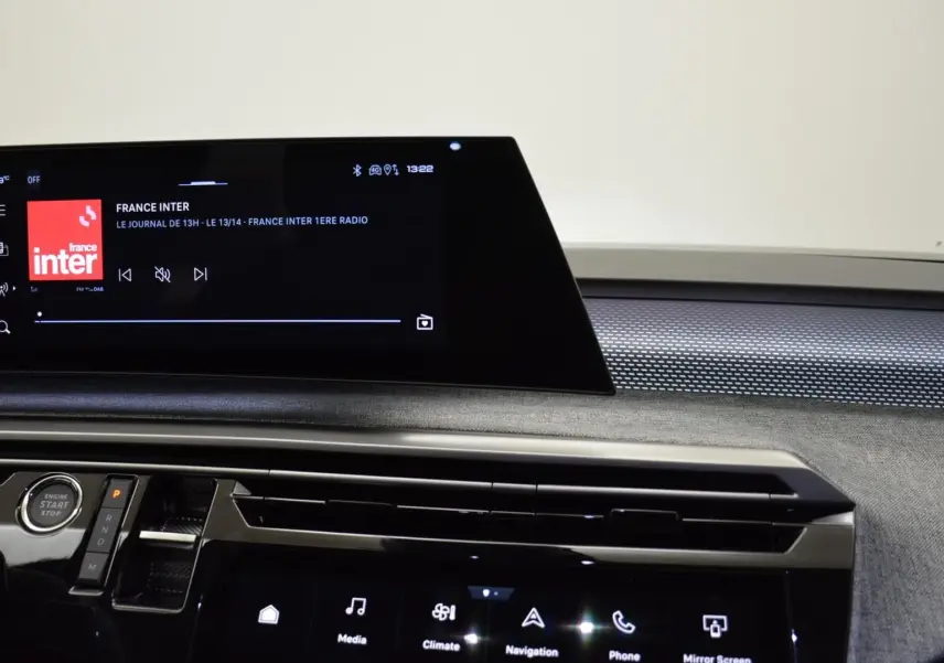 Tableau de bord du Peugeot 3008 Hybrid blanc, vue rapprochée de l’écran tactile central et des commandes modernes.