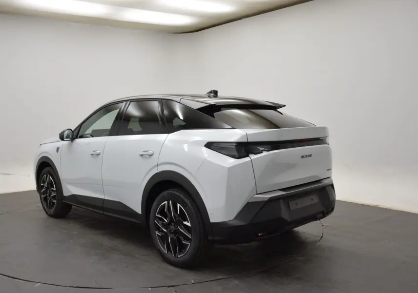 Peugeot 3008 Hybrid blanc Okenite en 3/4 arrière droit, toit noir biton et jantes alliage noires.
