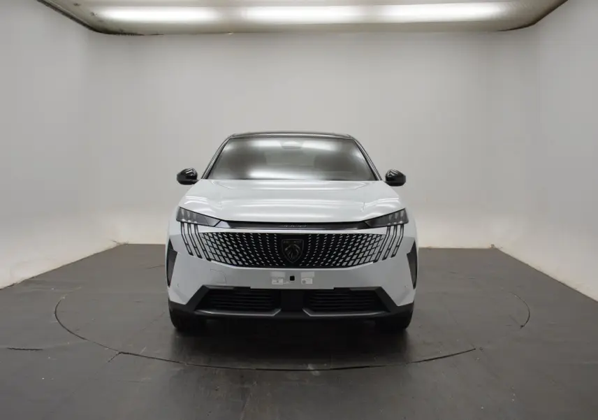 Vue frontale d’un Peugeot 3008 III Hybrid blanc Okenite avec calandre distinctive et toit noir panoramique.