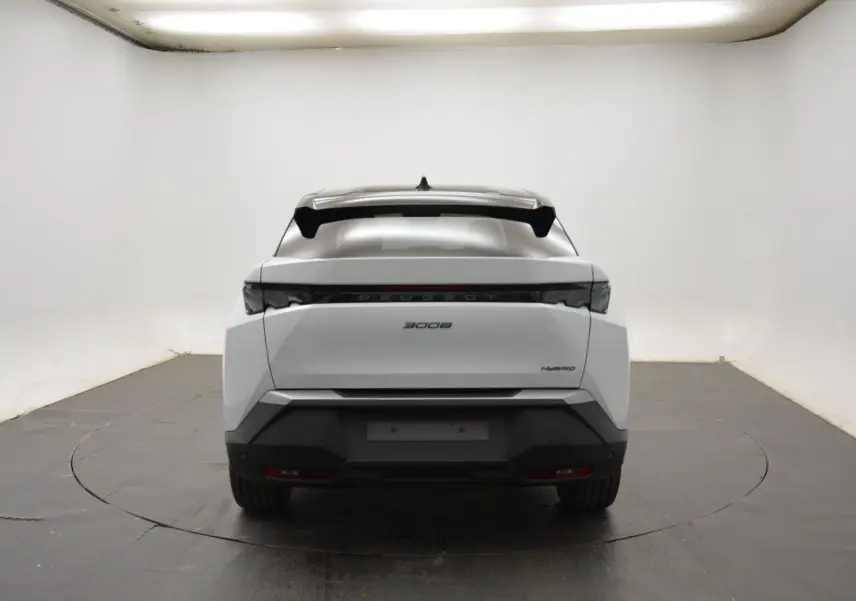 Vue arrière centrée du Peugeot 3008 III Hybrid blanc Okenite avec toit noir et feux arrière étirés.