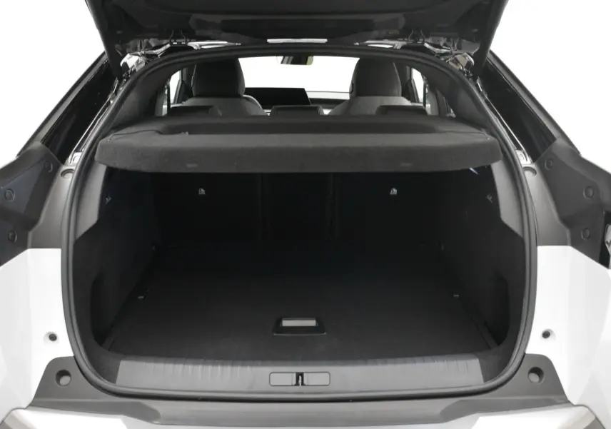 Coffre ouvert vu de l'arrière d'un Peugeot 3008 blanc Okenite avec intérieur noir et cache-bagages.
