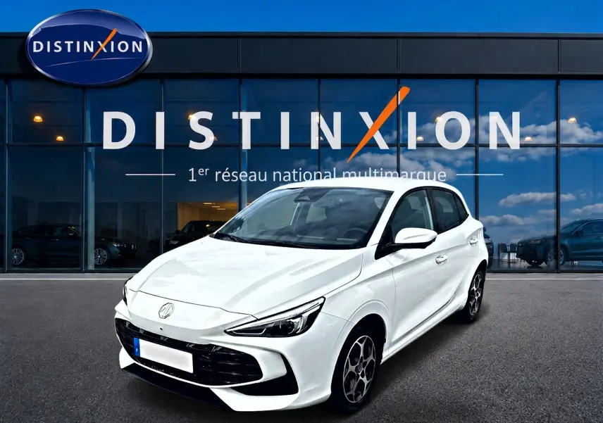 MG3 1.5 hybrid 195 luxury blanc en 3/4 avant droit, avec jantes alu et calandre noire brillante.