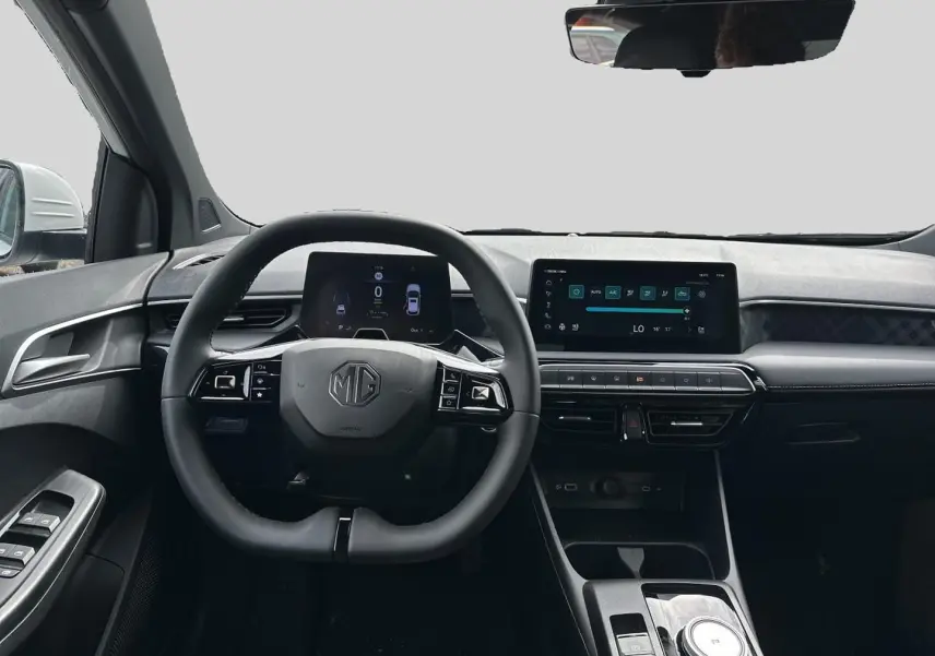 Vue intérieure frontale du tableau de bord du MG3 blanc 1.5 hybrid 195 luxury, avec volant multifonction et écran tactile central.