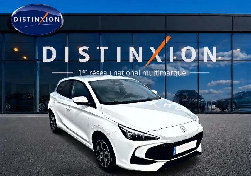 Vue 3/4 avant droite de la MG3 1.5 hybrid 195 luxury blanche, avec jantes alu et calandre noire distinctive.