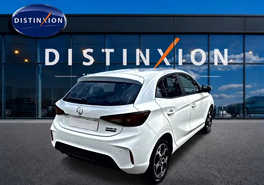 Vue 3/4 arrière droite d'une MG3 1.5 hybrid 195 luxury blanche avec vitres arrière surteintées et jantes alu noires.