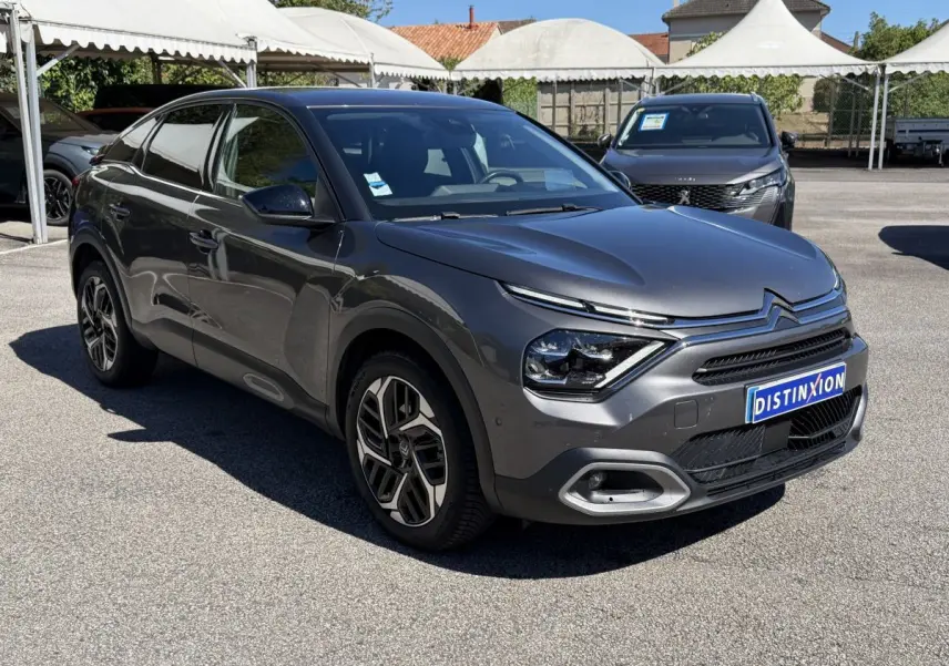 Citroën C4 PureTech 130 S&S Shine gris foncé vue 3/4 avant avec feux LED et jantes distinctives.
