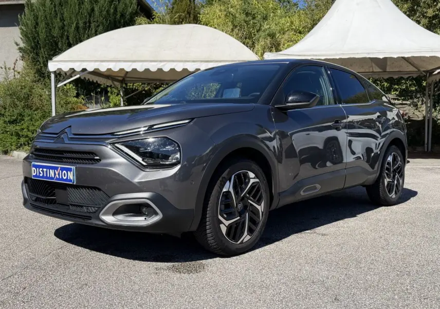 Citroën C4 gris foncé vue 3/4 avant droit, avec phares LED et jantes au design moderne.