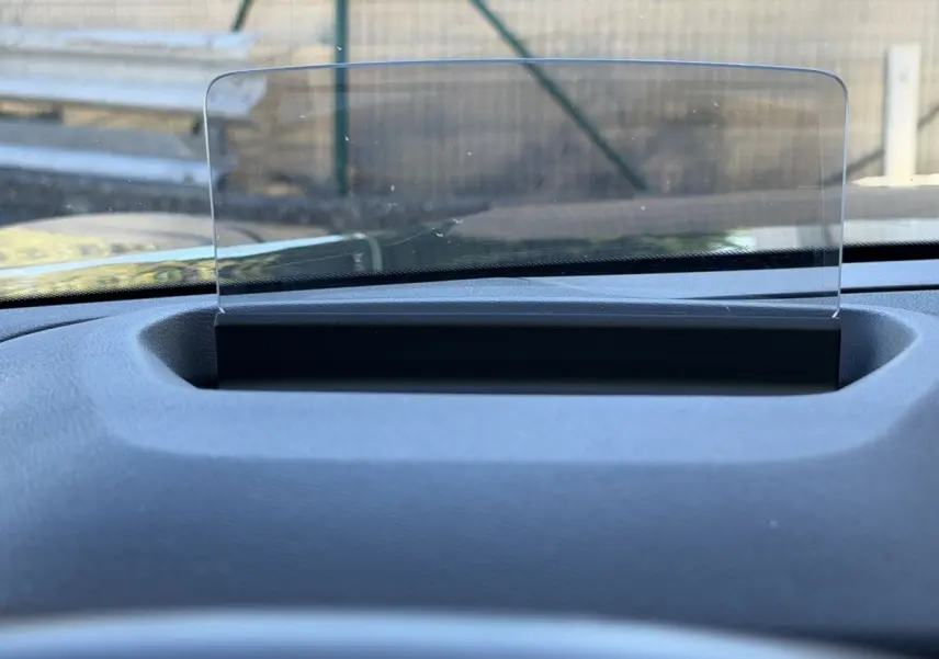 Affichage tête haute transparent sur le tableau de bord gris d'une Citroën C4 PureTech 130 S&S Shine 2022.