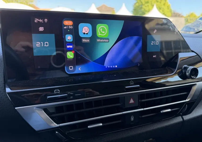 Vue rapprochée de l’écran tactile central 10 pouces du tableau de bord de la Citroën C4 2022, affichant applications et réglages climatiques.