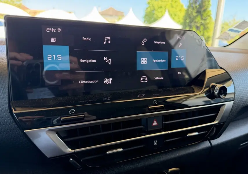 Vue rapprochée de l’écran tactile 10 pouces et des commandes de climatisation du tableau de bord de la Citroën C4 2022.