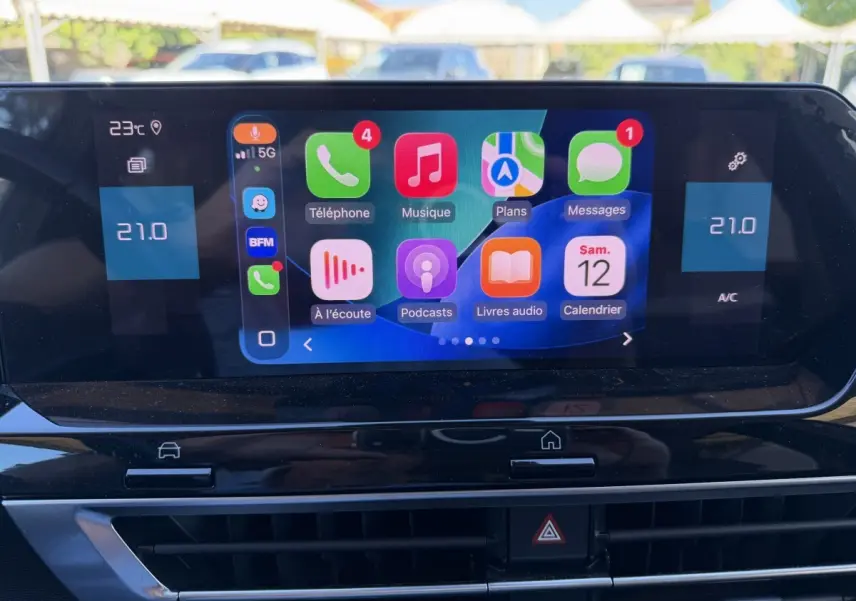 Écran tactile central de 10 pouces affichant applications multimédia dans l’habitacle d’une Citroën C4 gris foncé.