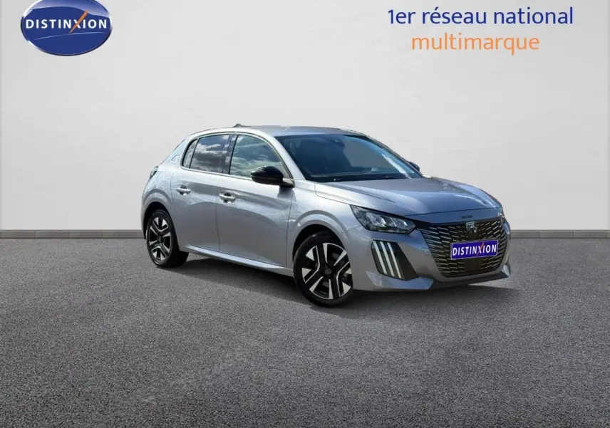 Peugeot 208 gris Artense vue 3/4 avant droit, avec calandre noire distinctive et jantes alliage bicolores.