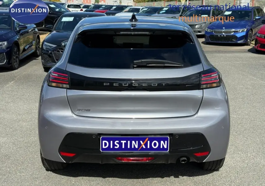 Vue arrière d'une Peugeot 208 gris Artense avec feux LED et bande noire distinctive sur le hayon.