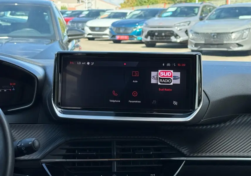 Vue intérieure centrée sur l'écran tactile du tableau de bord de la Peugeot 208 1.2 100ch gris Artense.