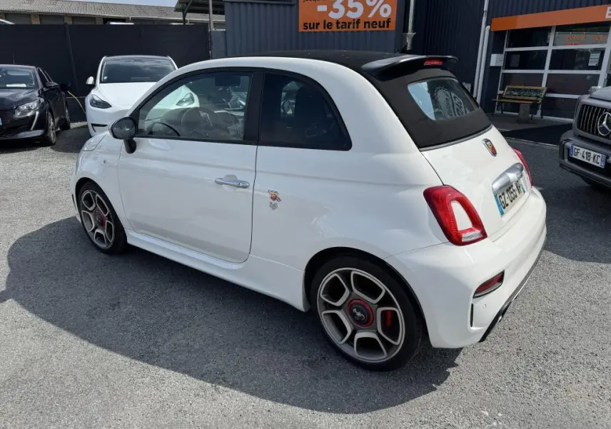 ABARTH 500 blanc vue 3/4 arrière droit avec toit ouvrant noir et jantes sport 17 pouces GranTurismo.