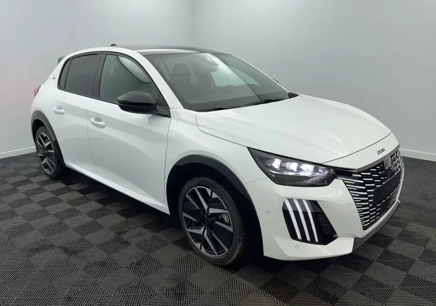 PEUGEOT 208 1.2 HYBRID 136 GT blanc en 3/4 avant droit, avec phares LED et jantes alliage noires.