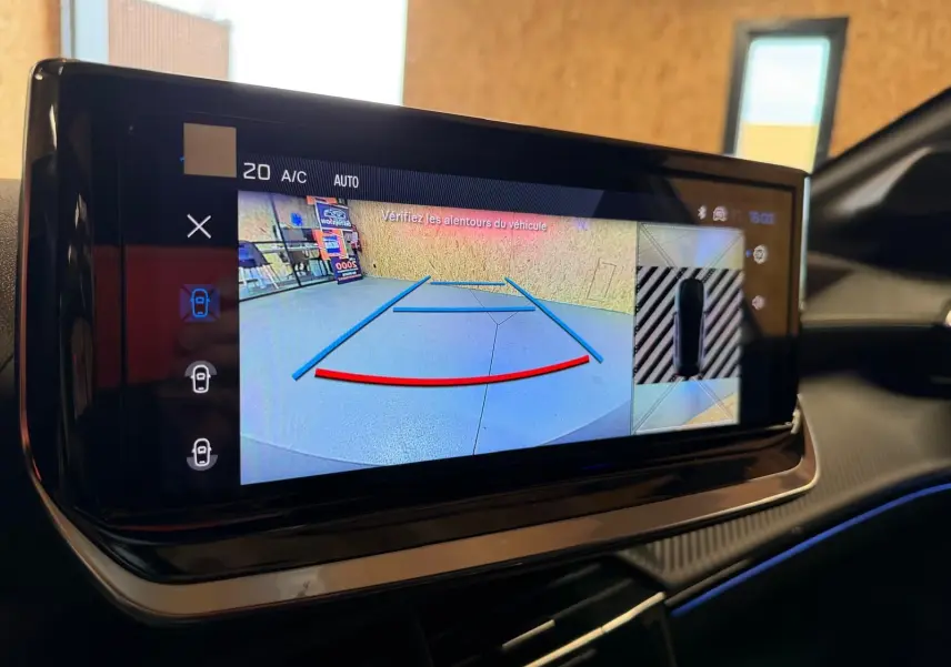 Écran tactile intérieur du Peugeot 208 1.2 Hybrid 136 GT montrant la caméra de recul avec guidage dynamique.