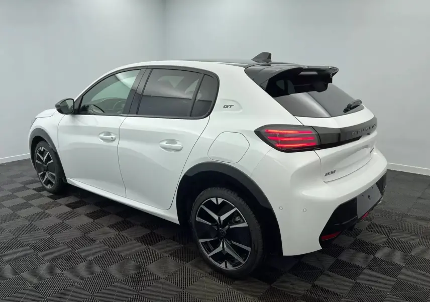 Peugeot 208 1.2 Hybrid 136 GT blanc vue 3/4 arrière droit, avec jantes noires et toit contrasté noir.
