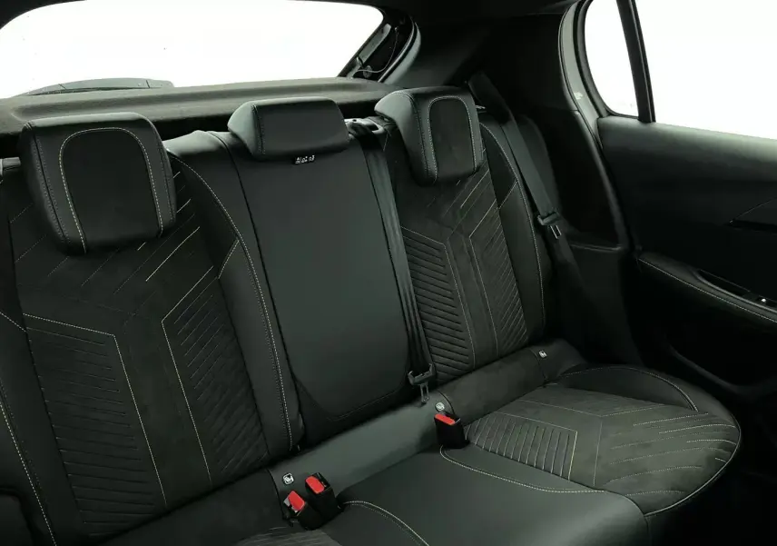 Vue intérieure arrière côté droit montrant les sièges arrière noirs en tissu avec surpiqûres contrastantes du Peugeot 208 1.2 Hybrid 136 GT.