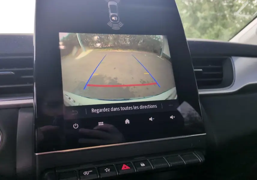 Écran central affichant la caméra de recul du Renault Captur blanc, vue intérieure du tableau de bord.