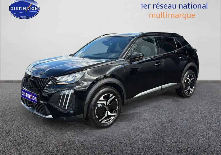 Peugeot 2008 noir vue 3/4 avant droit, avec jantes alu et feux LED distinctifs.