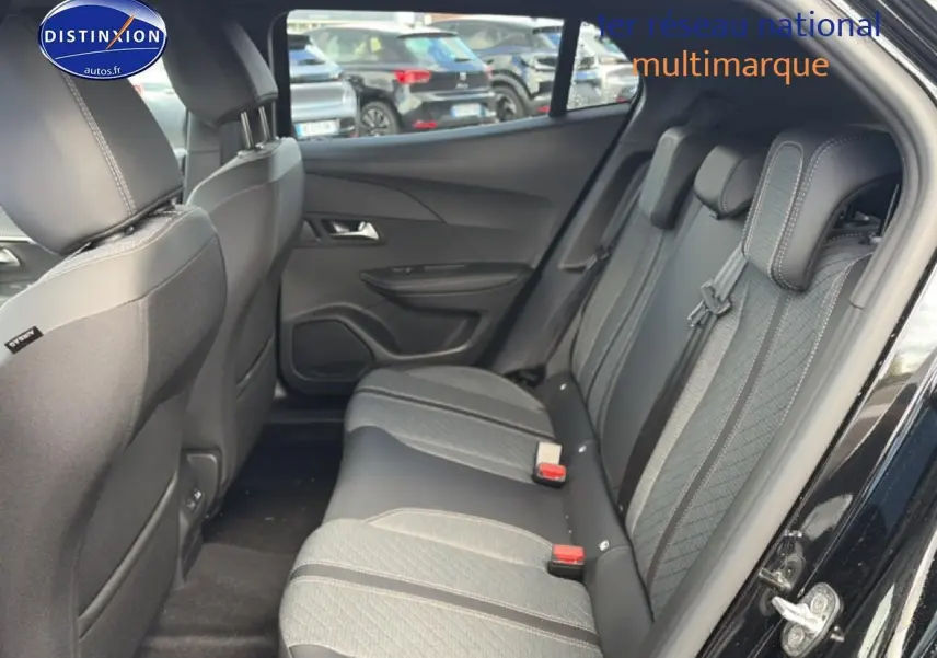 Vue intérieure côté droit des sièges arrière en tissu et cuir noir de la Peugeot 2008 1.2 100 allure 2025.