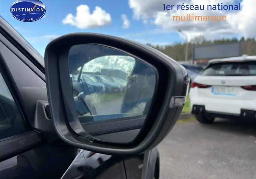 Rétroviseur droit noir du Peugeot 2008 1.2 100 allure, avec clignotant intégré, vue rapprochée en extérieur.
