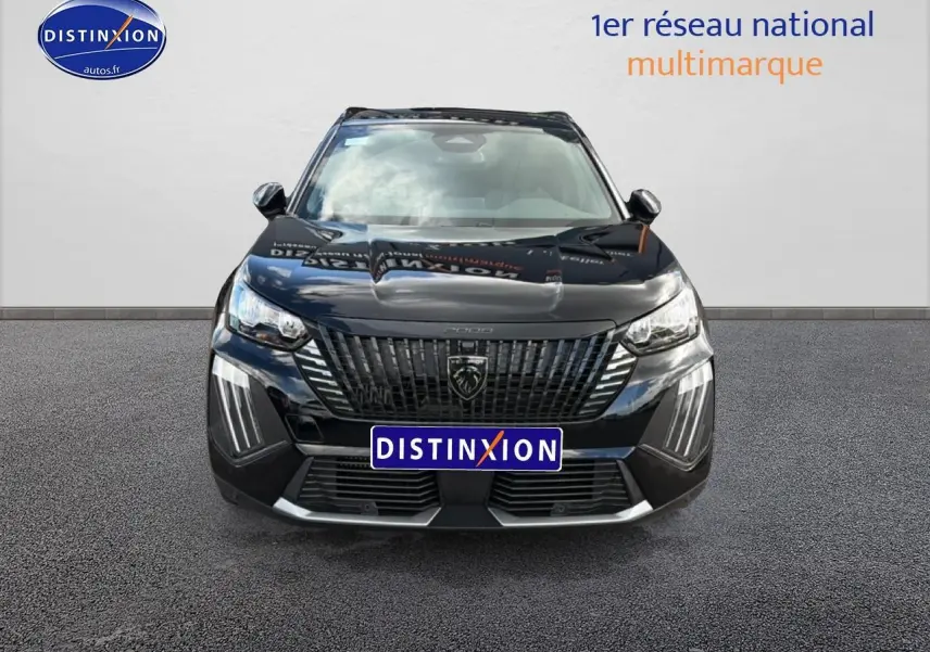 Vue frontale d'un Peugeot 2008 noir 2025 avec calandre verticale et feux LED distinctifs.