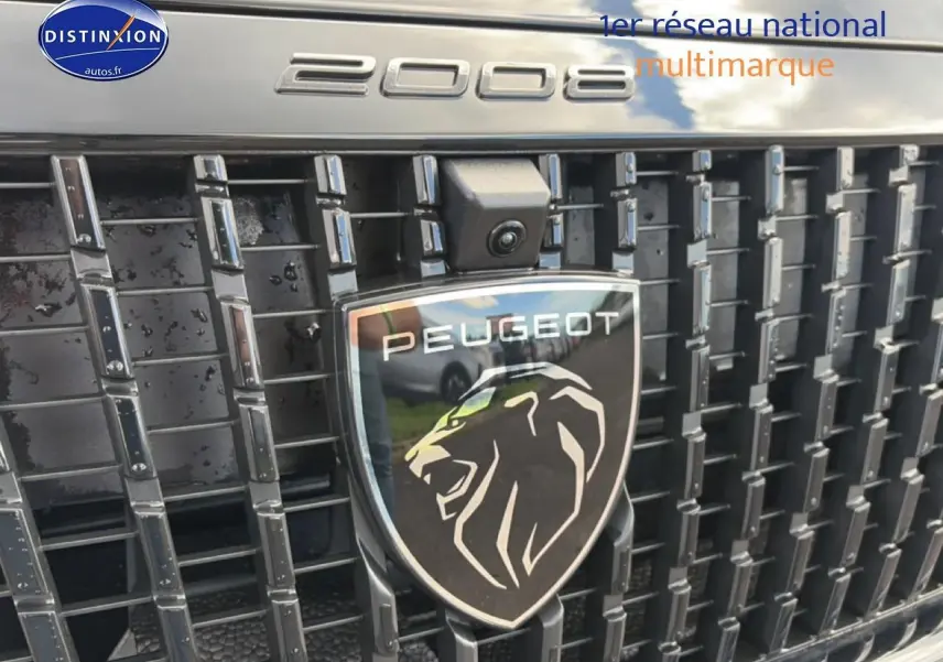 Gros plan sur la calandre noire du Peugeot 2008 2025 avec logo lion et inscription 2008 chromée.