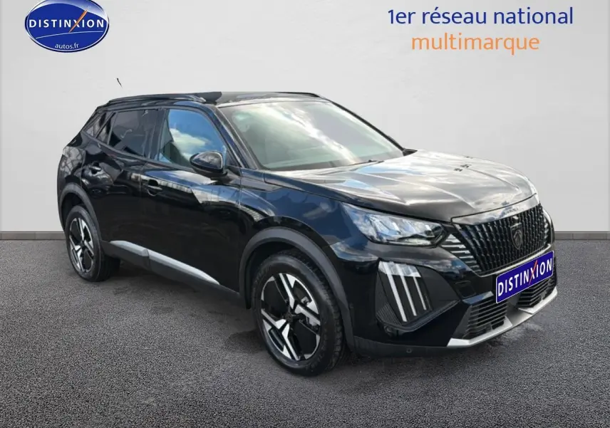 Vue 3/4 avant droit d’un Peugeot 2008 noir avec jantes alu et feux LED distinctifs sur fond neutre.