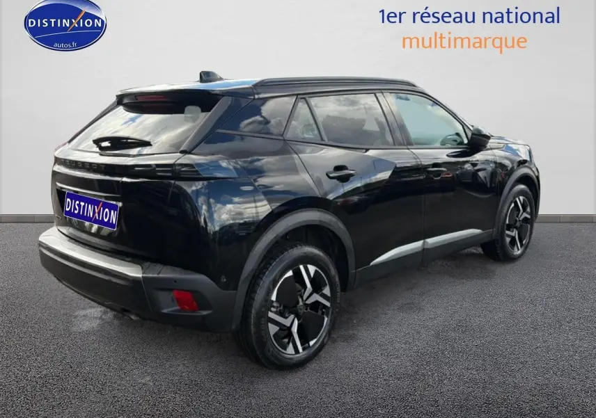 Vue 3/4 arrière droite d’un Peugeot 2008 noir avec jantes alu et feux arrière LED sur fond neutre.