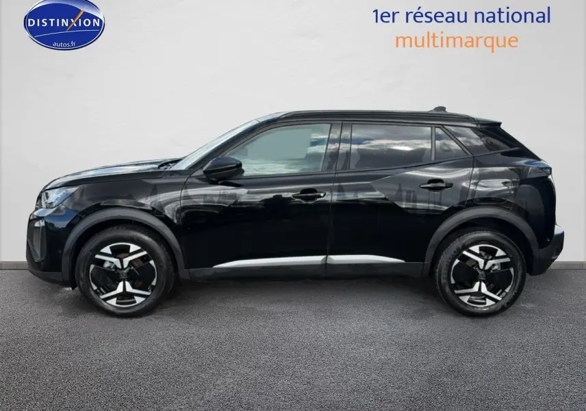 Profil latéral droit d'un Peugeot 2008 noir 2025 avec jantes alu et vitres teintées sur fond neutre.