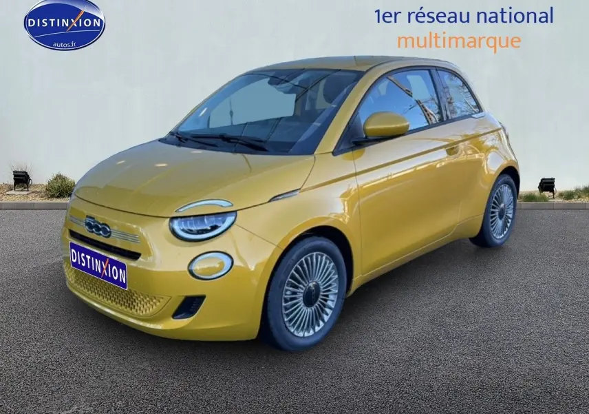 Vue 3/4 avant droite d'une FIAT 500 Yellow Gold Métal avec jantes alu et phares LED arrondis.