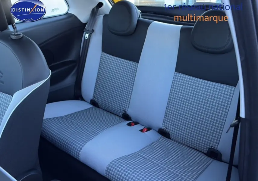 Vue intérieure de la banquette arrière grise à motif pied-de-poule de la Fiat 500 Torino 2026.