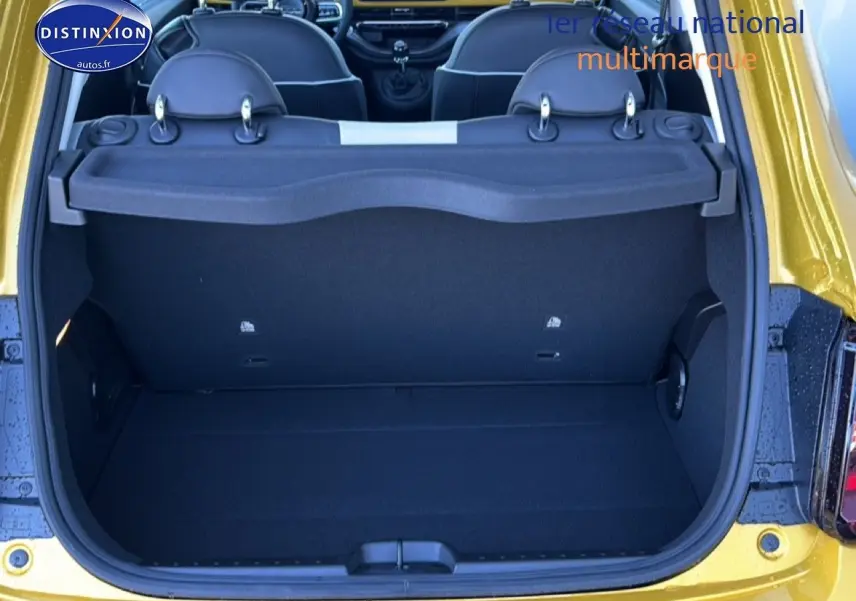 Coffre ouvert vu de l'arrière d'une FIAT 500 Yellow Gold Métal avec banquette rabattable et cache-bagages.