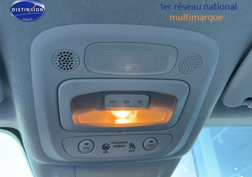 Plafonnier intérieur allumé vu de dessous dans une FIAT 500 Yellow Gold Métal, avec boutons SOS et assistance visibles.