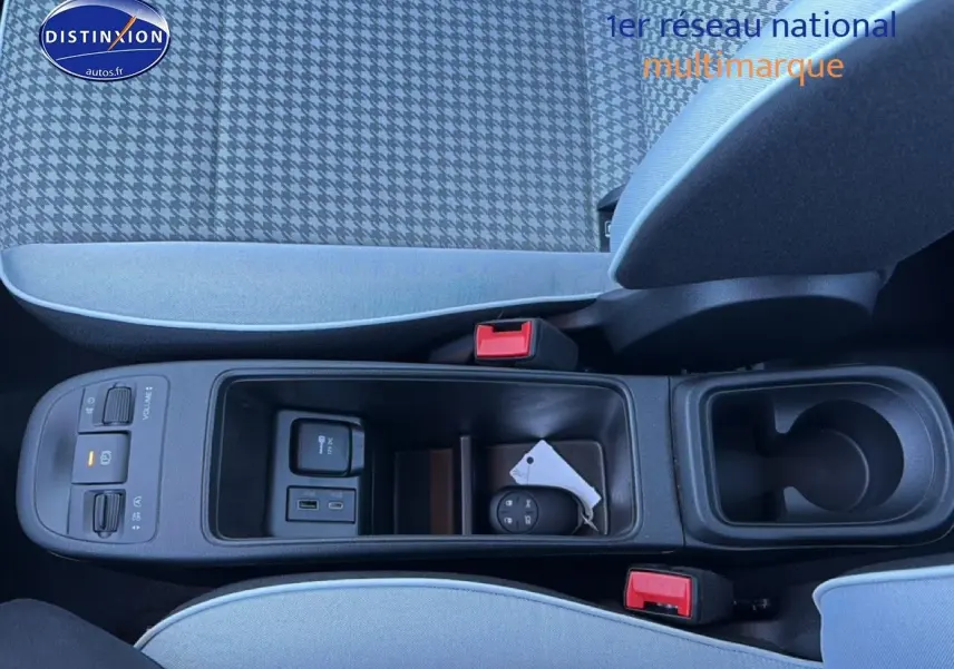 Vue plongeante sur la console centrale et les sièges avant à motif pied de poule de la FIAT 500 Yellow Gold Métal.