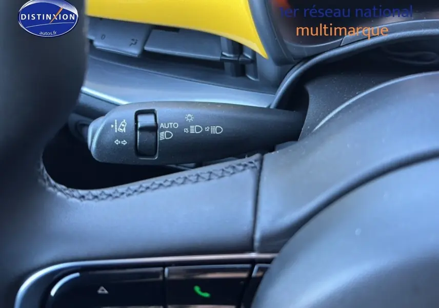 Détail intérieur montrant la manette des feux et commandes au volant d'une Fiat 500 Yellow Gold Métal.