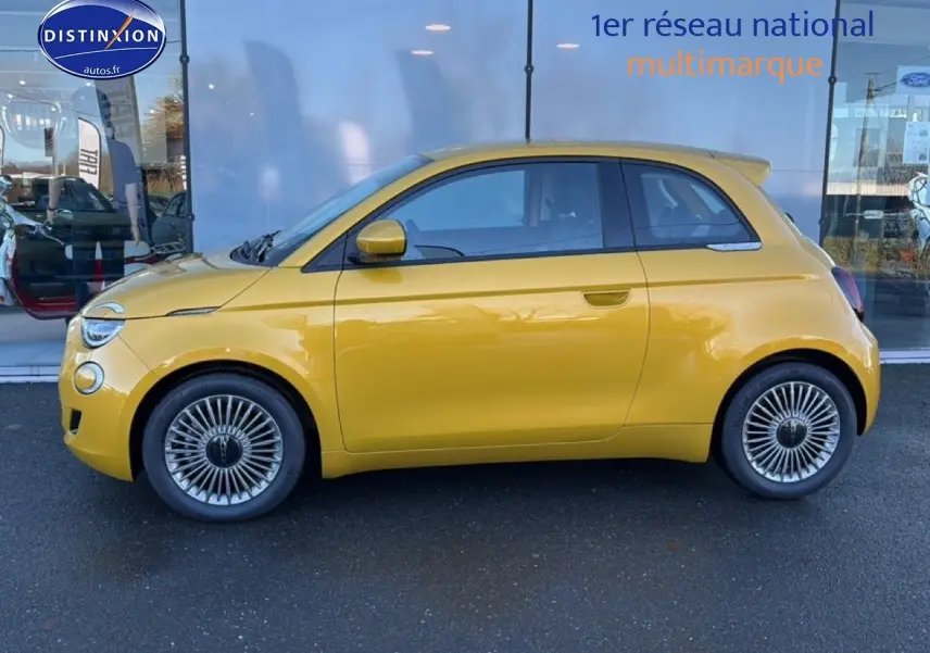 Profil côté gauche d'une FIAT 500 Yellow Gold Métal 2026, avec jantes alu et becquet arrière visible.