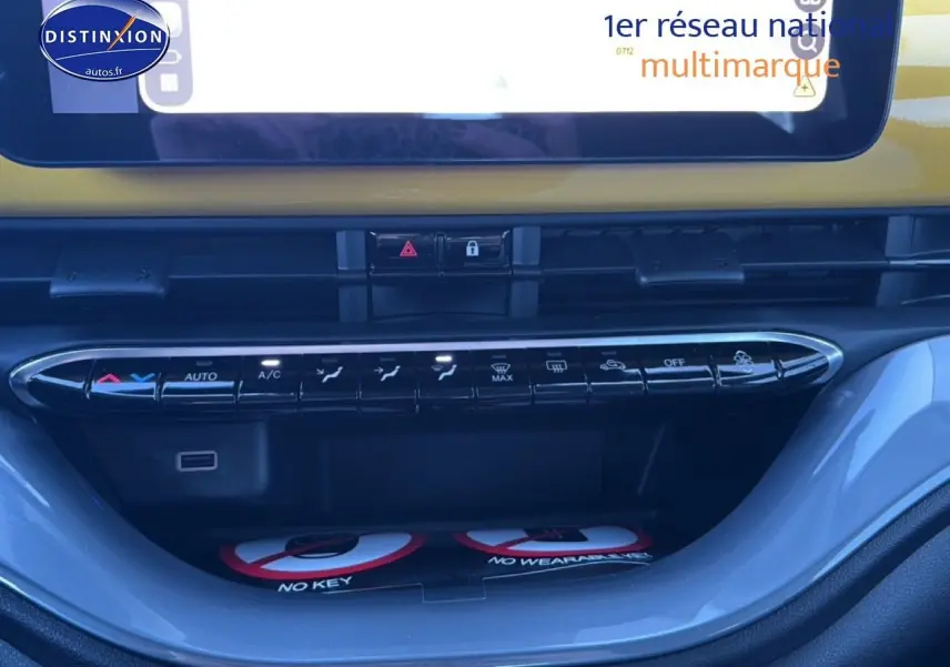 Vue rapprochée de la console centrale de la FIAT 500 Yellow Gold Métal, montrant les commandes de climatisation et l'écran tactile.