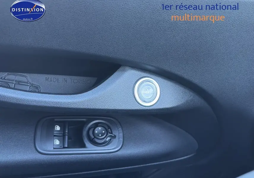 Détail de la porte côté conducteur de la Fiat 500 Yellow Gold Métal avec commandes des vitres et rétroviseurs.