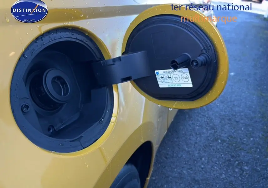 Bouchon de réservoir essence ouvert côté gauche d'une FIAT 500 Yellow Gold Métal sous la pluie.