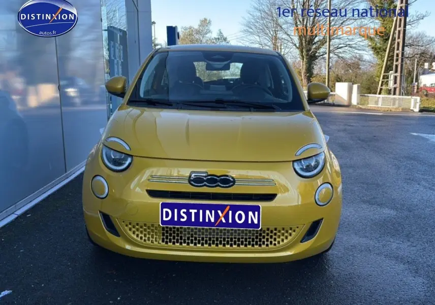 Vue avant d'une FIAT 500 Yellow Gold Métal 2026, mettant en valeur ses phares LED ronds et sa calandre distinctive.