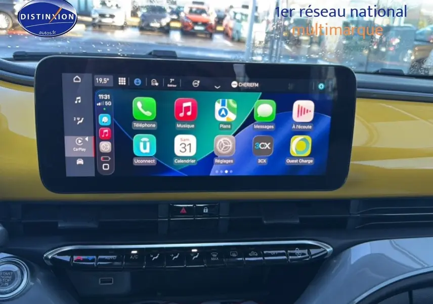 Vue intérieure du tableau de bord de la FIAT 500 Yellow Gold Métal avec écran tactile multifonction allumé.