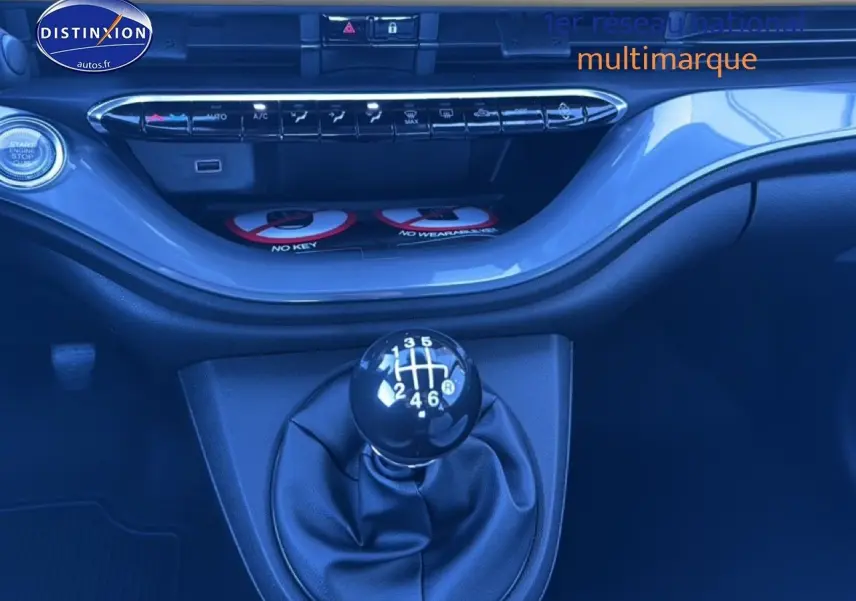 Gros plan sur la commande de boîte manuelle noire dans l'habitacle d'une FIAT 500 Yellow Gold Métal.