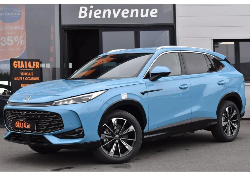 MG Motor EHS bleu métallisé en 3/4 avant droit, avec jantes alliage 19 pouces et vitres surteintées.