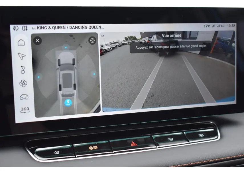 Écran tactile intérieur affichant la caméra 360° et vue arrière du MG Motor EHS bleu en stationnement.