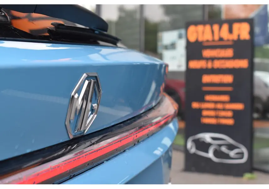 Gros plan sur l'arrière bleu métallisé du MG Motor EHS 1.5 Hybrid+ 224 ch avec logo MG et feu arrière LED fin.