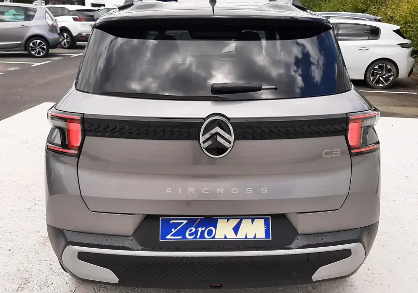 Vue arrière d'un Citroën C3 Aircross gris Mercury avec toit noir, mettant en valeur son logo et ses feux arrière LED.
